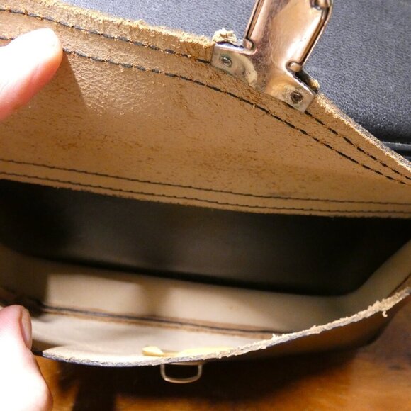 Vintage black leather camera bag with original shouder strap: The Kam-Ra Bag 843 - Picture 7 of 13